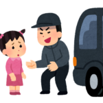 女の子を連れ去ろうとする男