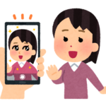 アプリで写真を加工する女の人