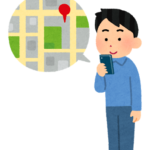 携帯で地図を見る男