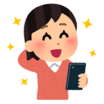 スマートフォンを見ながら照れる女性