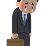 泣きながら歩く会社員男性