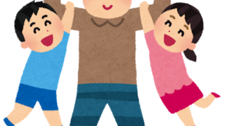 両腕に子どもをぶら下げている父親
