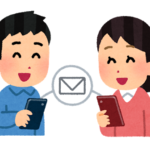 スマホでメッセージのやり取りをする男女