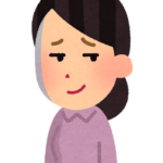 ニヒルな笑いを浮かべる女性