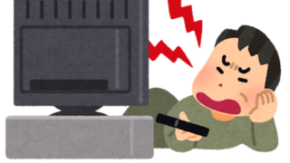 テレビに向かって怒るおじさん
